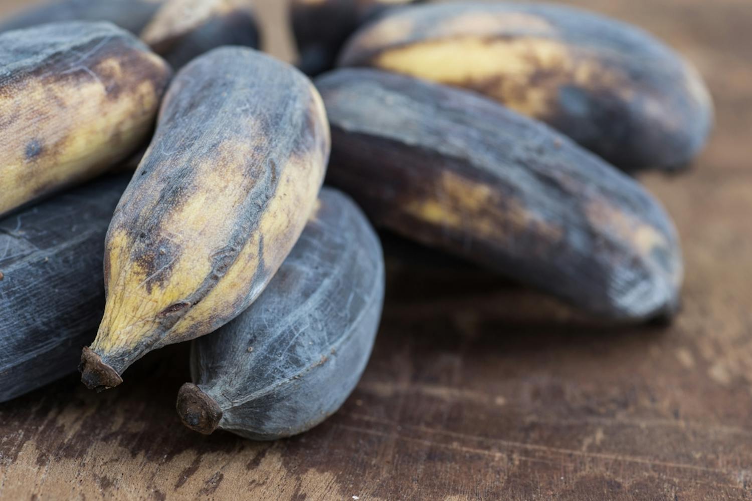 Overmodne bananer Overmodne bananer tiltrekker bananfluer